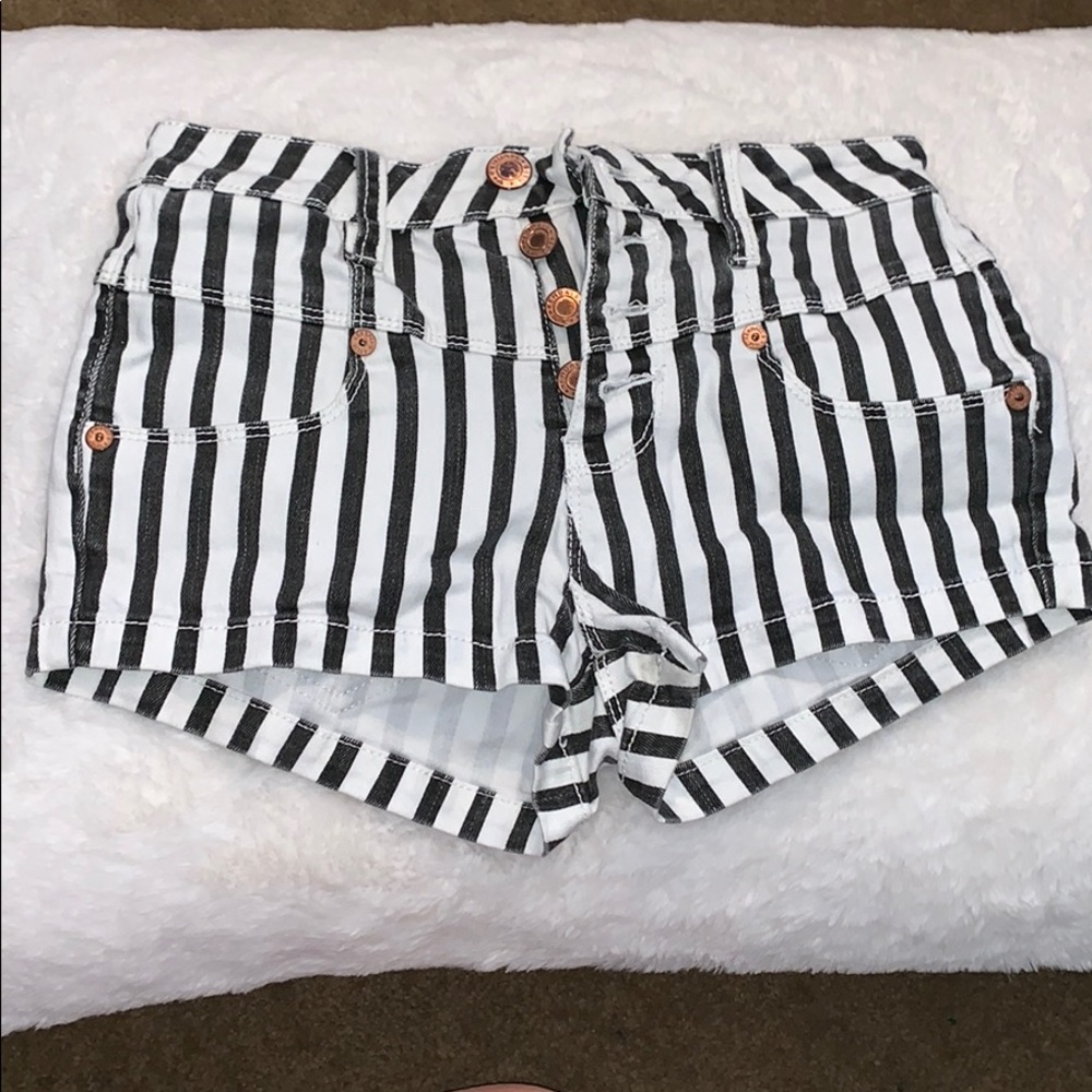 Black & white striped jean shorts🖤
